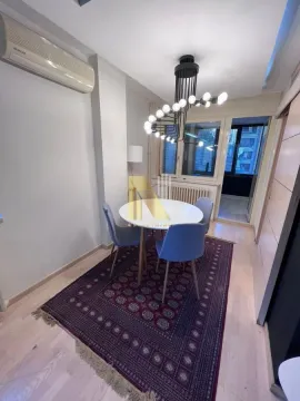Trpezarija sa okruglim stolom, plavim stolicama i lusterom. - image 19