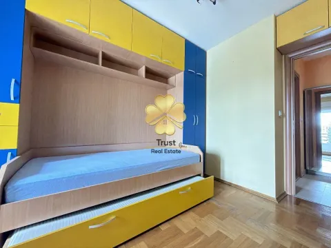 Children's bedroom with fitted wardrobes and a pull-out bed. - image 6