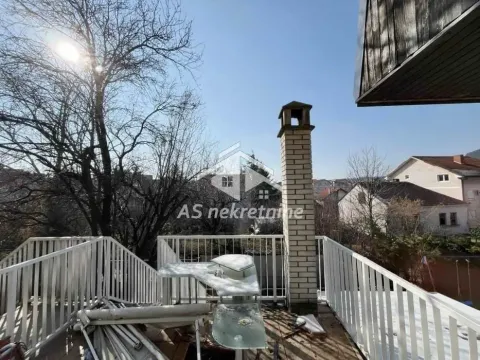 Terasa sa ogradom, dimnjakom i pogledom na okolno naselje. - image 18