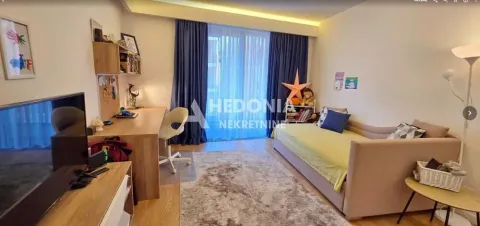 Dečja soba sa krevetom, radnim stolom i TV-om. - image 7