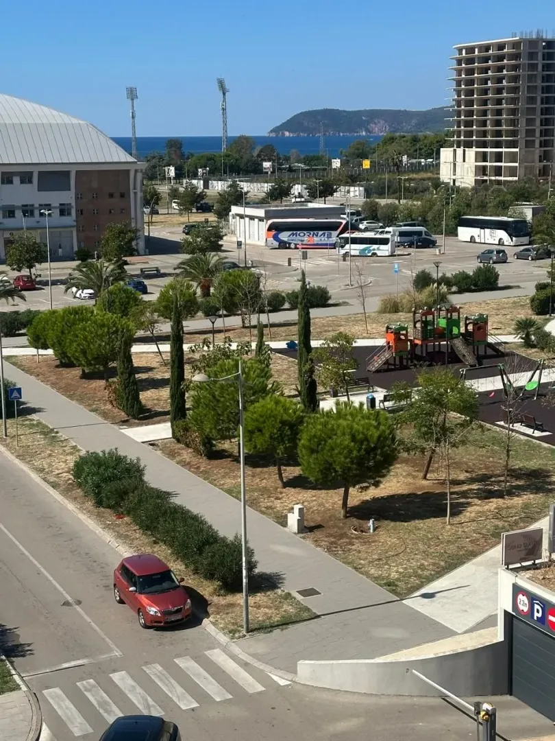 Pogled sa terase na gradski park, parking i okolne zgrade.