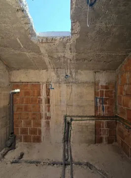 Unutrašnjost objekta u grubim radovima sa otvorenim krovnim dijelom i instalacijama. - image 18