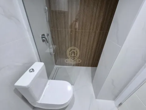 Moderno kupatilo sa tuš kabinom i belim sanitarijama. - image 13