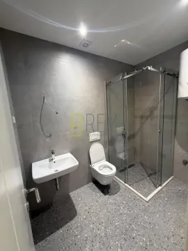 Moderne kupatilo sa tuš kabinom, umivaonikom i WC šoljom. - image 5