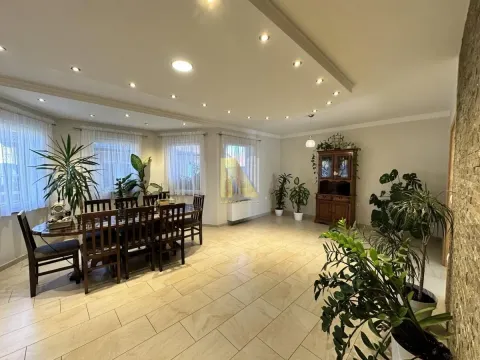 Prodaja, kuća, 219m², Veternička rampa, Novi Sad Sve Podlokacije - image 2