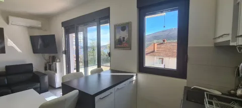 Dnevni boravak sa trpezarijom i pogledom na more kroz prozore. - image 4