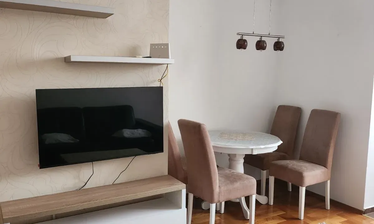Izdavanje, dvosoban stan, 66m², Centar, Podgorica