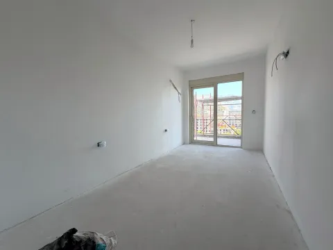 Prazna prostorija u sivoj fazi sa bijelim zidovima i izlazom na terasu. - image 9