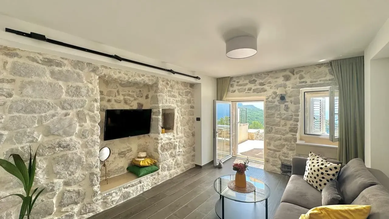 Izdavanje, kuća, 120m², Kuljače, Budva