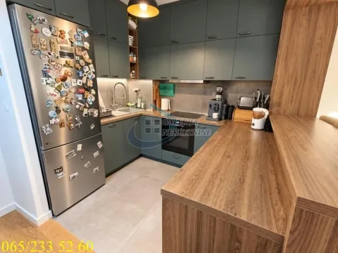 Moderna kuhinja sa tamnim elementima i frižiderom sa magnetima. - image 6