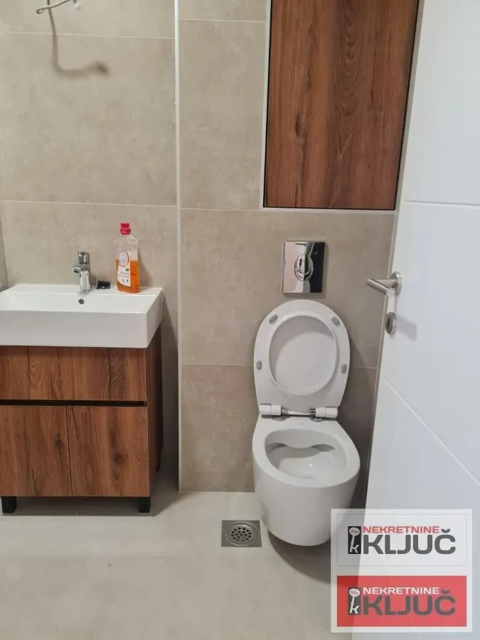 Izdavanje, trosoban stan, 80m², Veternik, Novi Sad Sve Podlokacije