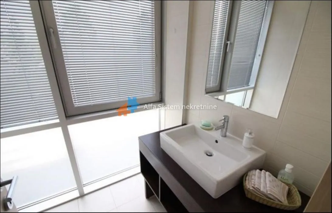 Izdavanje, četvorosoban stan, 250m², Savski Venac, Beograd