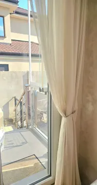 Balkonska vrata sa svijetlom zavjesom i pogledom na terasu. - image 10