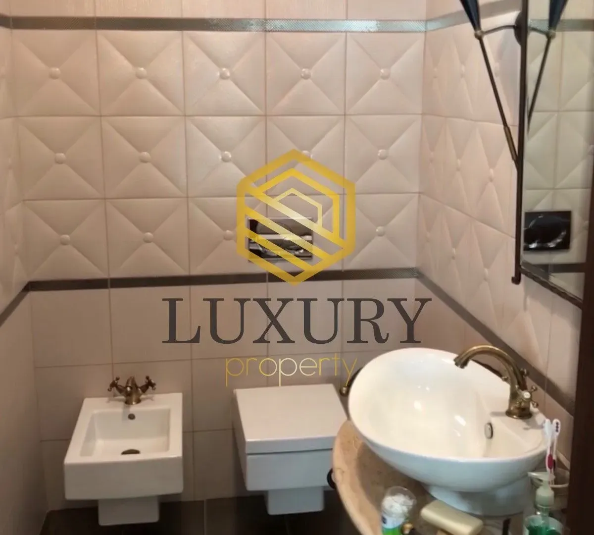 Izdavanje, kuća, 230m², Bečići, Budva