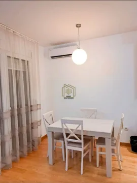 Trpezarija sa bijelim stolom i četiri stolice. - image 4