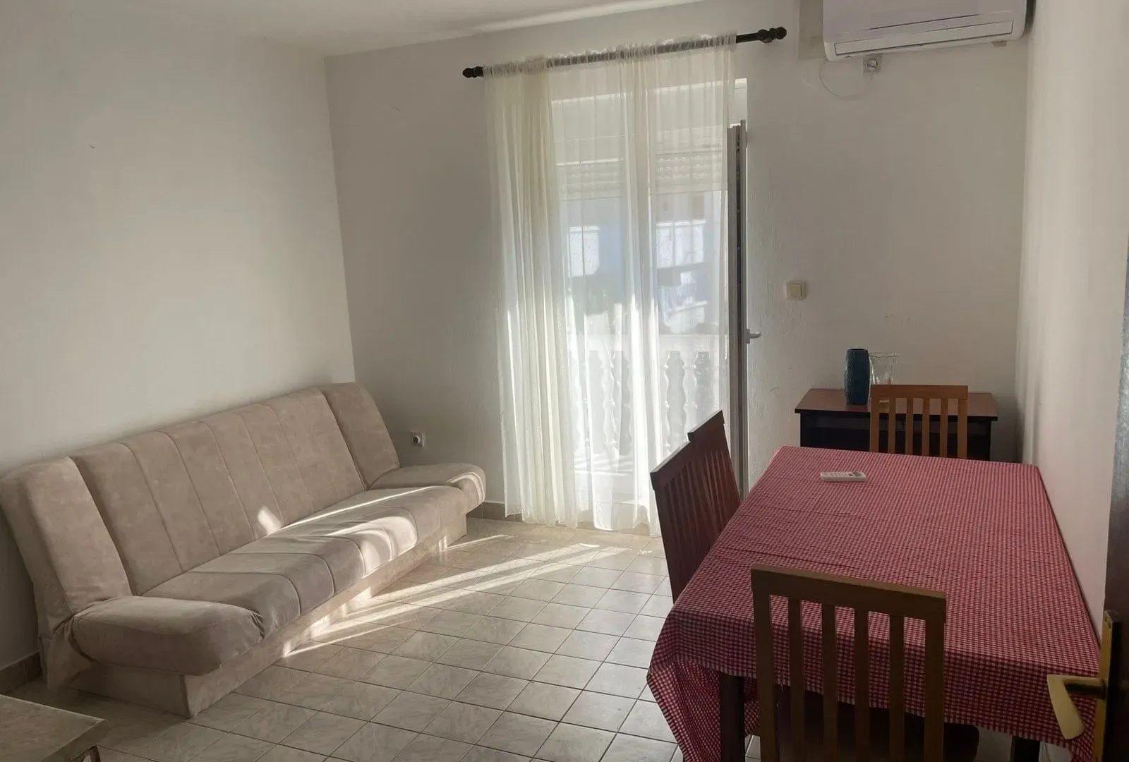Izdavanje, jednosoban stan, 40m², Tre Canne, Budva