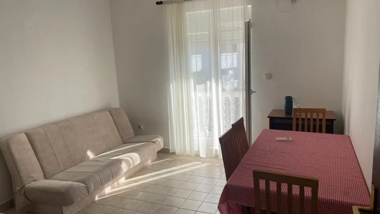 Izdavanje, jednosoban stan, 40m², Tre Canne, Budva