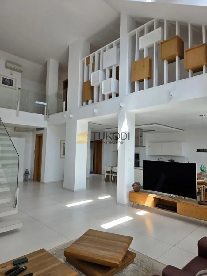 Prodaja, stan, 352m², Centar, Novi Sad