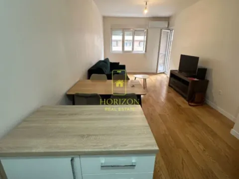 Izdavanje, jednosoban stan, 47m², Central Point, Podgorica