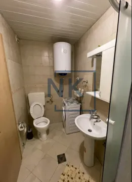 Kupatilo opremljeno sanitarijama, tuš kabinom, bojlerom i veš mašinom. - image 9