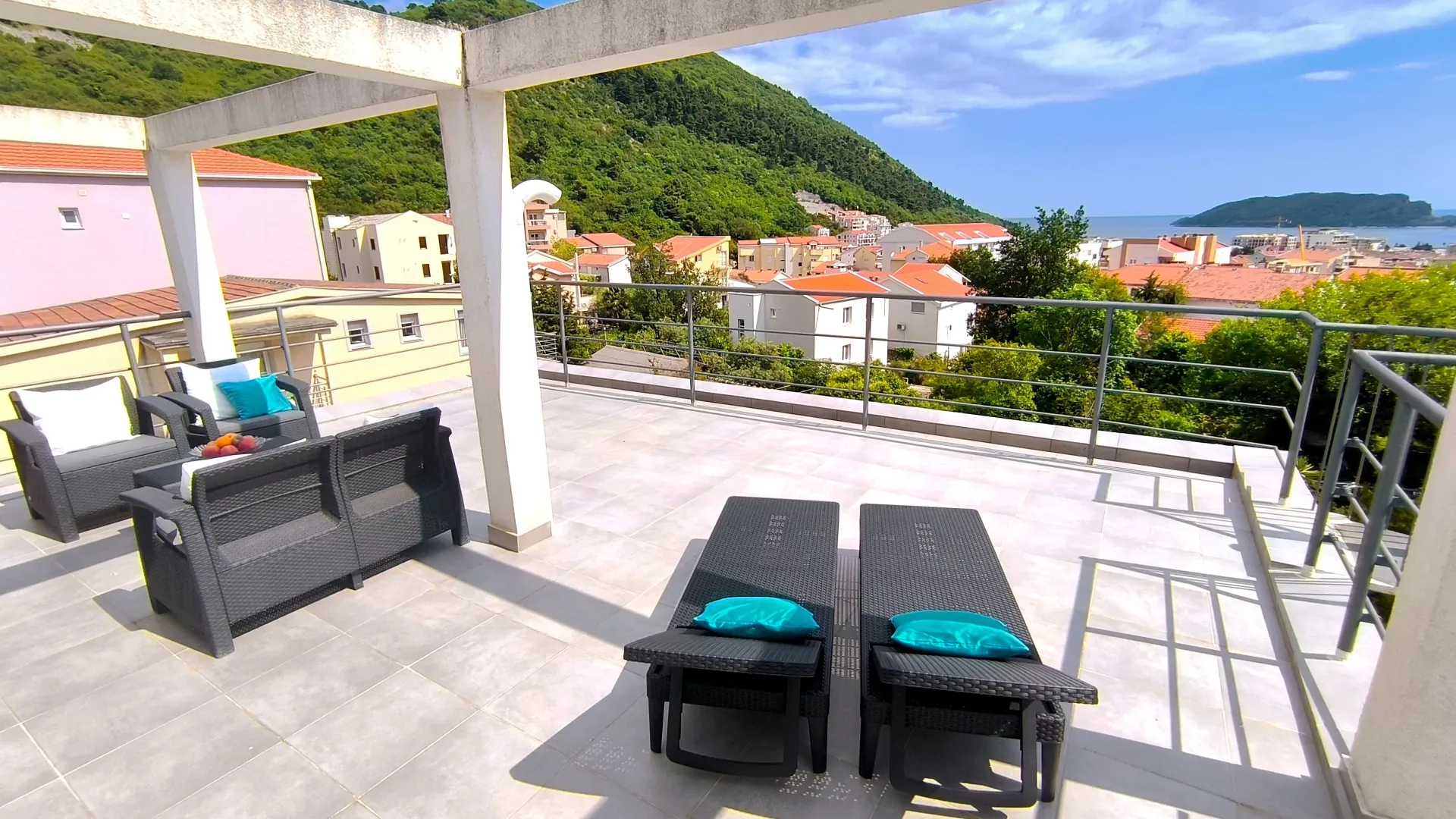 Izdavanje, jednosoban stan, 90m², Lazi, Budva