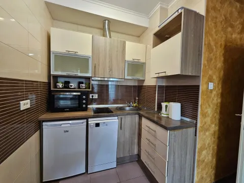 Small equipped kitchen with lower and upper cabinets. - image 3