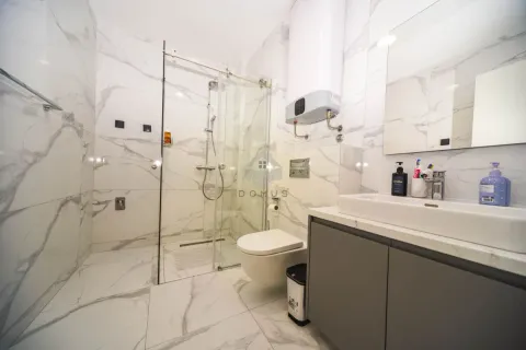 Moderne kupatilo sa tuš kabinom, umivaonikom i wc šoljom. - image 7