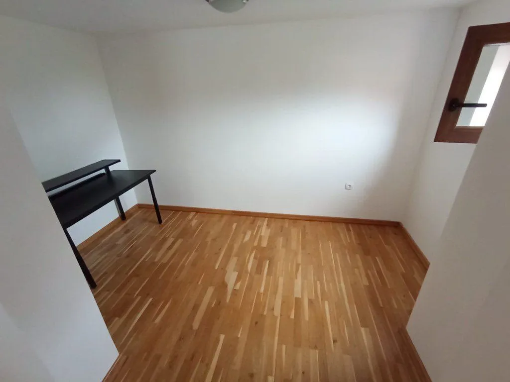 Izdavanje, kuća, 300m², Gorica C, Podgorica