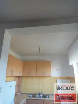 Manja kuhinja sa drvenim elementima i sudoperom. - image 4