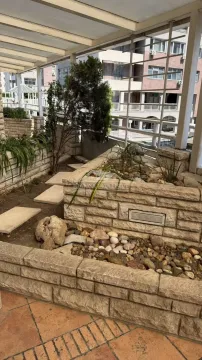 Natkrivena terasa sa uređenim žardinjerama i kamenim ogradama. - image 14