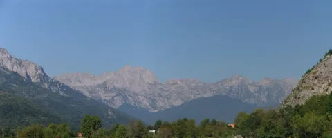 Pogled na planinski pejzaž sa zelenilom. - image 5