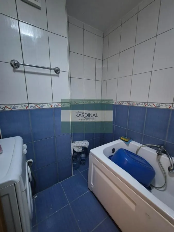 Kupatilo sa kadom i pločicama u plavoj i beloj boji.