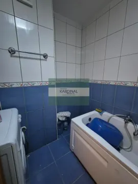 Kupatilo sa kadom i pločicama u plavoj i beloj boji. - image 16