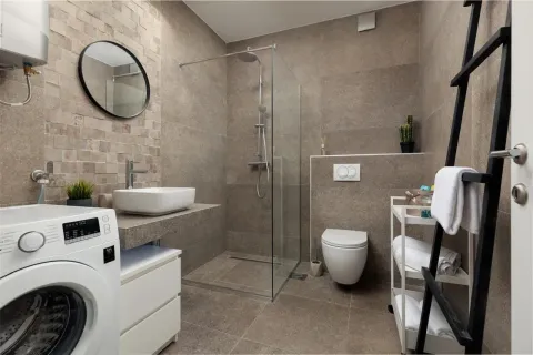 Moderne kupatilo sa tuš kabinom, umivaonikom i veš mašinom. - image 3