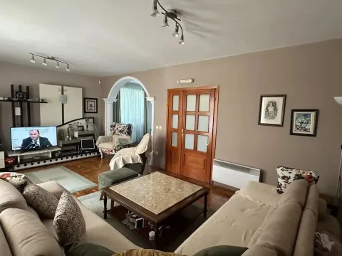 Prodaja, kuća, 301m², Centar, Podgorica - image 2
