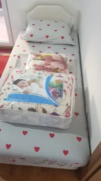 Manji krevet sa posteljinom u spavaćoj sobi. - image 8