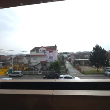 Pogled na okolne zgrade i ulicu sa terase nekretnine. - image 10