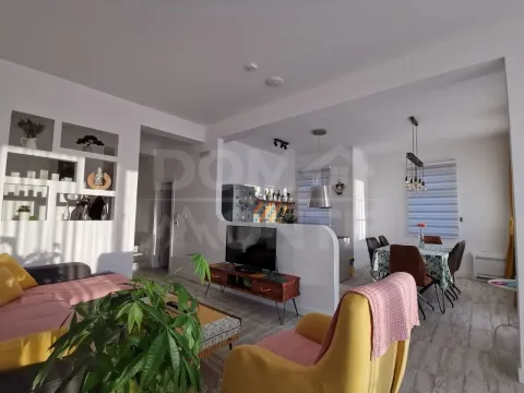 Living room connected to the dining area and kitchen. - image 10