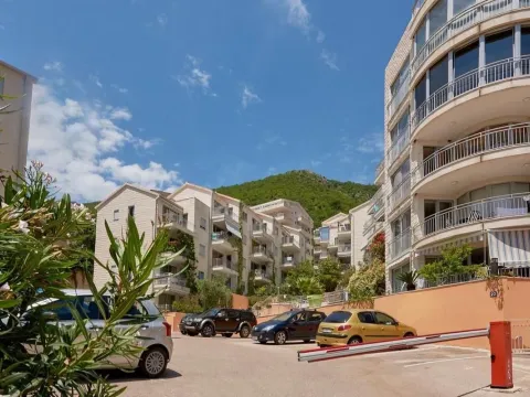 Sale, one bedroom apartment, 68m², Petrovac, Budva - image 9