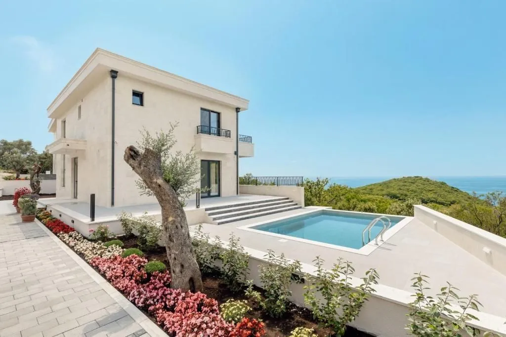 Rent, house, 318m², Reževići, Budva