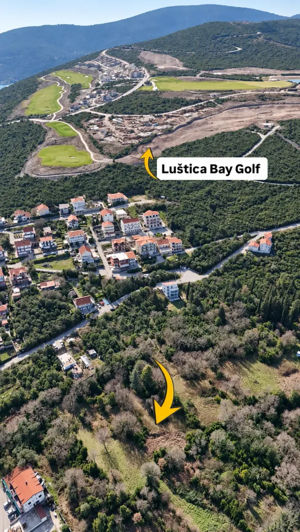 Pogled iz vazduha na kompleks sa okolnim pejzažem i golf terenima u daljini.