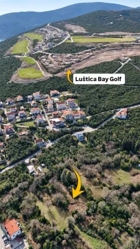 Pogled iz vazduha na kompleks sa okolnim pejzažem i golf terenima u daljini. - image 2
