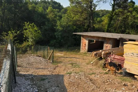 Pogled na dvorište i nedovršeni objekat u izgradnji. - image 3
