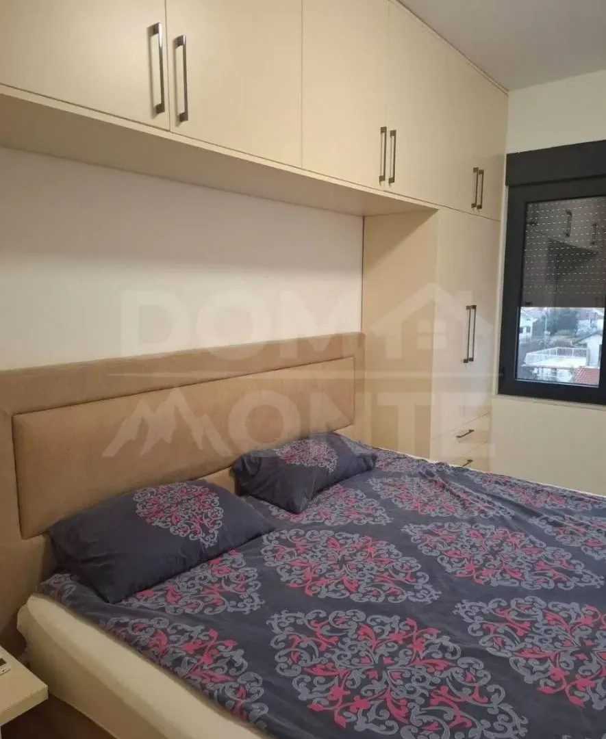 Izdavanje, dvosoban stan, 75m², Tivat, Crna Gora
