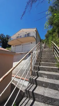Spoljašnji pogled na kuću sa stepeništem i terasom. - image 12