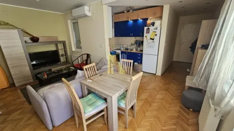 Dnevna soba sa trpezarijom i otvorenom kuhinjom. - image 2