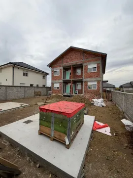 Nedovršena višeporodična kuća u izgradnji sa dvorištem. - image 11