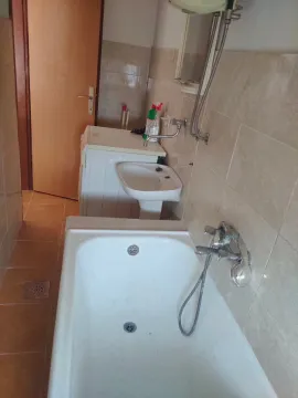 Manje kupatilo sa kadom, umivaonikom i veš mašinom. - image 2