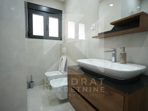 Izdavanje, poslovni prostor, 95m², Pod Goricom, Podgorica - image 13