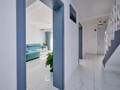 Prodaja, četvorosoban stan, 200m², Centar, Bar - image 8